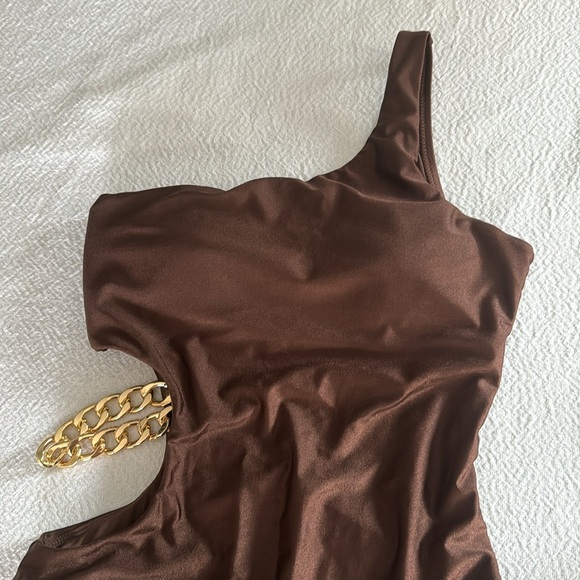L’AGENCE Ava Cutout Chain One-Shoulder Underwire One Piece Swimsuit,Small, $275 - Picture 8 of 12